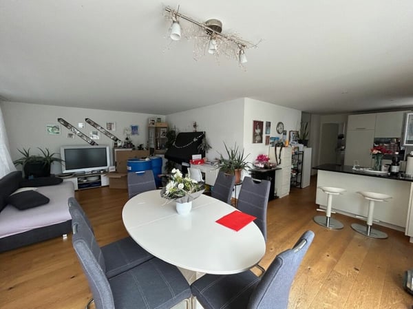 Lichtdurchflutete Wohnung mit Weitblick ins Grüne und grossem Balkon 3
