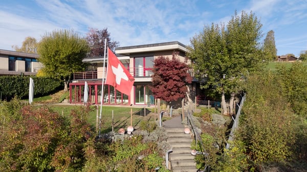 Grüne Oase mit traumhafter Fernsicht - 5.5 Zimmer-Haus in Worb 2