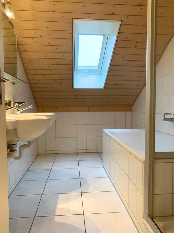 Wunderschöne Dachwohnung mit Cheminée, ruhig und doch zentral. 11