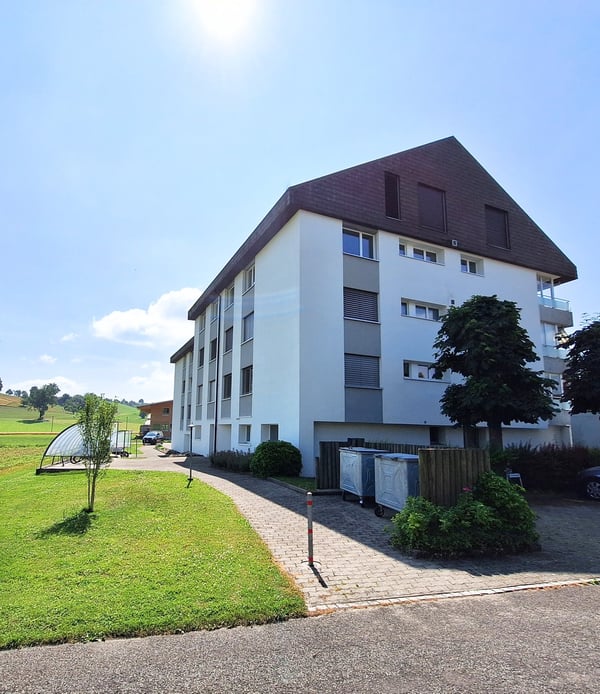 Wunderschöne Dachwohnung mit Cheminée, ruhig und doch zentral. 1