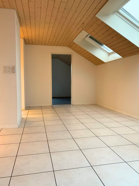 Wunderschöne Dachwohnung mit Cheminée, ruhig und doch zentral. 10