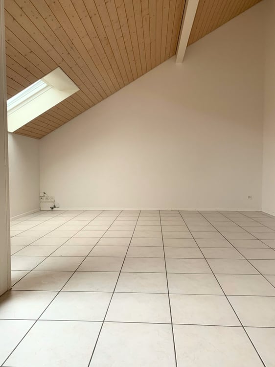 Wunderschöne Dachwohnung mit Cheminée, ruhig und doch zentral. 5