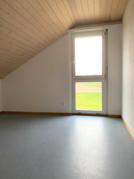 Wunderschöne Dachwohnung mit Cheminée, ruhig und doch zentral. 16