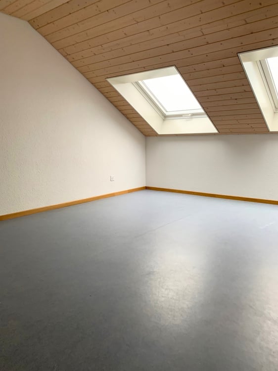 Wunderschöne Dachwohnung mit Cheminée, ruhig und doch zentral. 14