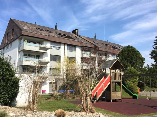 Wunderschöne Dachwohnung mit Cheminée, ruhig und doch zentral. 2