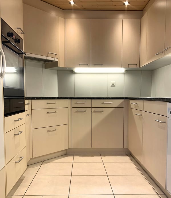 Wunderschöne Dachwohnung mit Cheminée, ruhig und doch zentral. 4