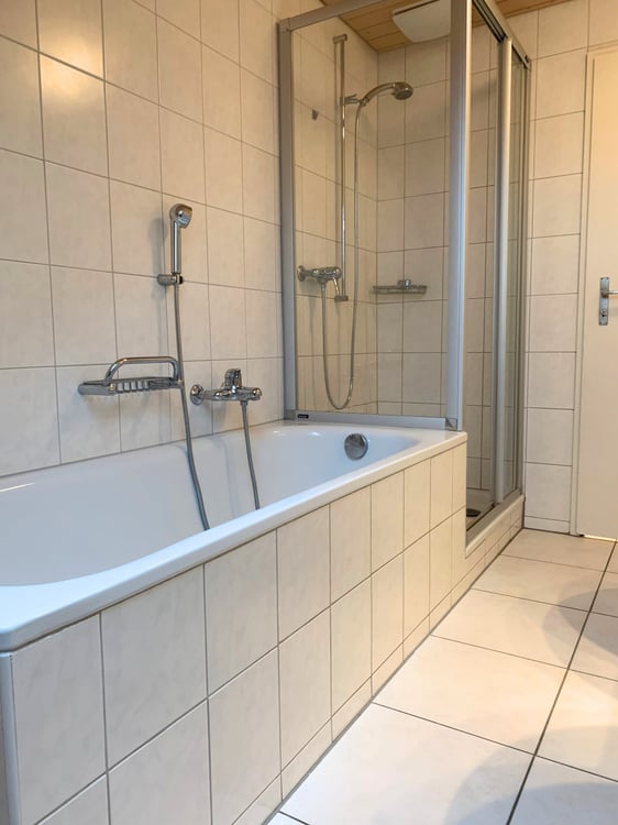 Wunderschöne Dachwohnung mit Cheminée, ruhig und doch zentral. 12