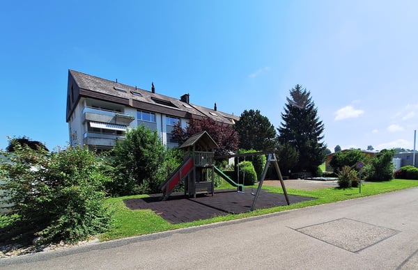 Wunderschöne Dachwohnung mit Cheminée, ruhig und doch zentral. 3