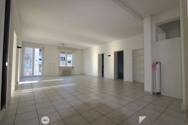 Top Lage vis-à-vis vom Bahnhof - grosse und helle Räume 4