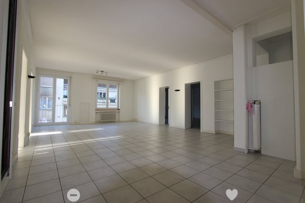 Top Lage vis-à-vis vom Bahnhof - grosse und helle Räume 4