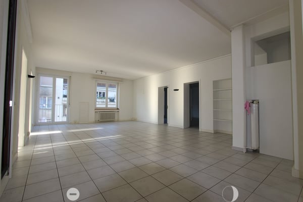 Top Lage vis-à-vis vom Bahnhof - grosse und helle Räume 4