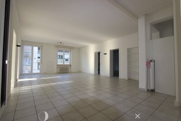 Top Lage vis-à-vis vom Bahnhof - grosse und helle Räume 4