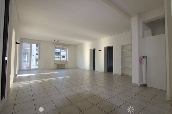 Top Lage vis-à-vis vom Bahnhof - grosse und helle Räume 4