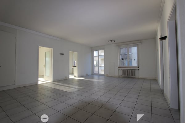 Top Lage vis-à-vis vom Bahnhof - grosse und helle Räume 5