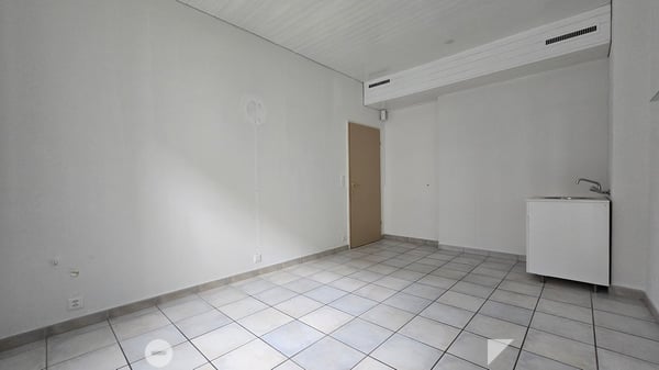 Beste Lage vis-à-vis vom Bahnhof 5