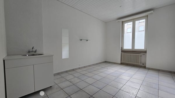Beste Lage vis-à-vis vom Bahnhof 4