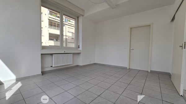 Attraktiver Standort vis-à-vis des Bahnhofs mit hellen, grossen Räumen 5