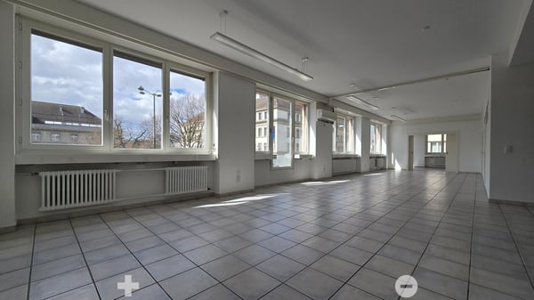 Attraktiver Standort vis-à-vis des Bahnhofs mit hellen, grossen Räumen 2
