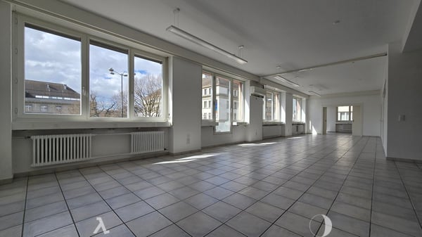 Attraktiver Standort vis-à-vis des Bahnhofs mit hellen, grossen Räumen 2