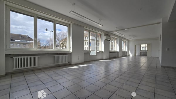 Attraktiver Standort vis-à-vis des Bahnhofs mit hellen, grossen Räumen 2