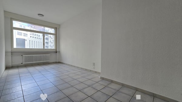 Attraktiver Standort vis-à-vis des Bahnhofs mit hellen, grossen Räumen 3