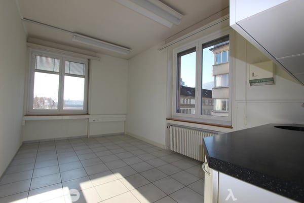 Top Lage vis-à-vis vom Bahnhof - grosse und helle Räume 7