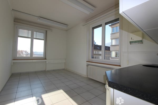 Top Lage vis-à-vis vom Bahnhof - grosse und helle Räume 7