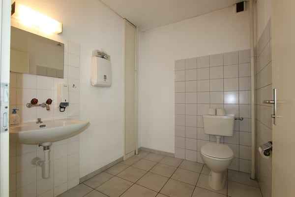 Top Lage vis-à-vis vom Bahnhof - grosse und helle Räume 12