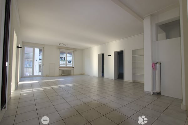 Top Lage vis-à-vis vom Bahnhof - grosse und helle Räume 4