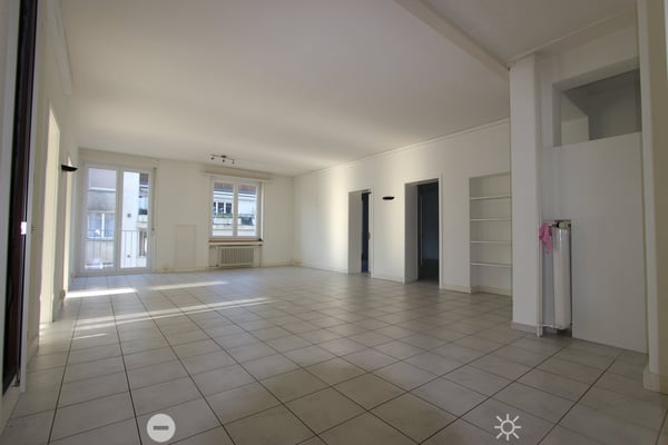 Top Lage vis-à-vis vom Bahnhof - grosse und helle Räume 4