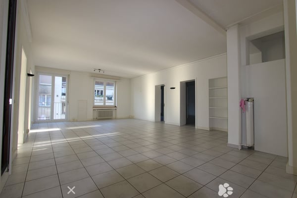 Top Lage vis-à-vis vom Bahnhof - grosse und helle Räume 4