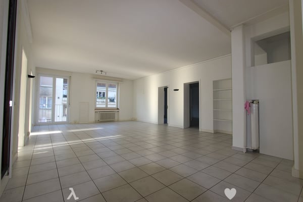 Top Lage vis-à-vis vom Bahnhof - grosse und helle Räume 4