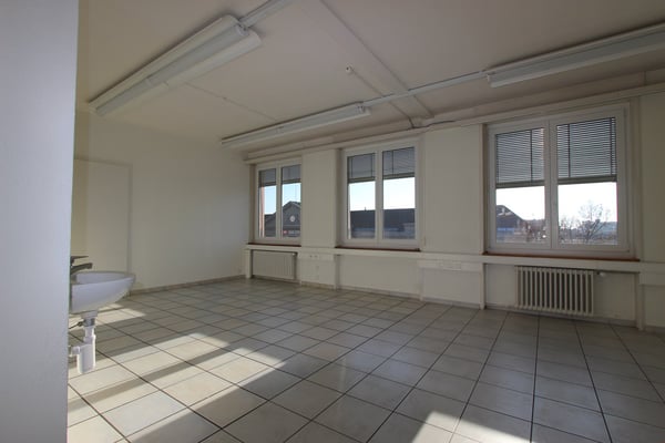 Top Lage vis-à-vis vom Bahnhof - grosse und helle Räume 8