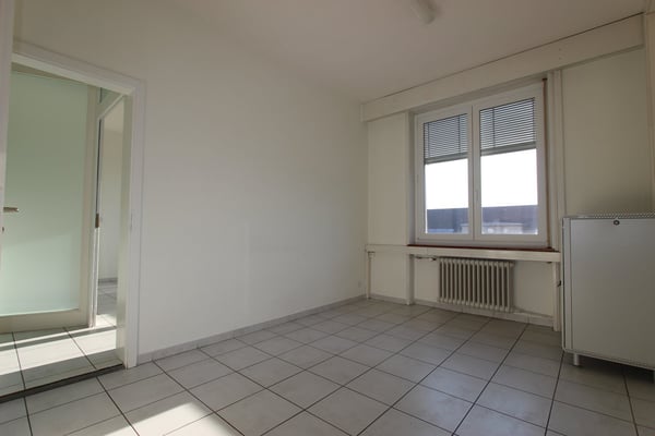 Top Lage vis-à-vis vom Bahnhof - grosse und helle Räume 10