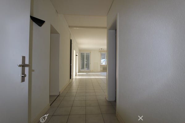 Top Lage vis-à-vis vom Bahnhof - grosse und helle Räume 3