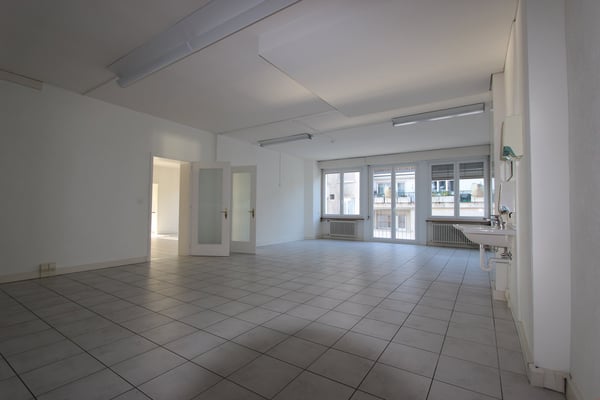 Top Lage vis-à-vis vom Bahnhof - grosse und helle Räume 9