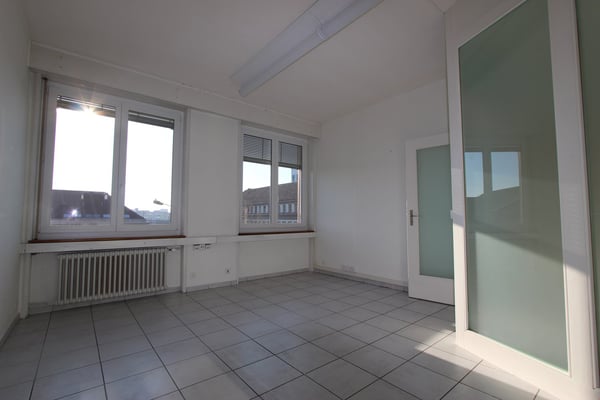 Top Lage vis-à-vis vom Bahnhof - grosse und helle Räume 11