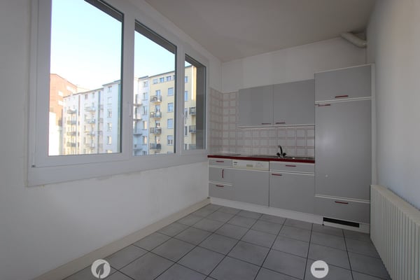 Top Lage vis-à-vis vom Bahnhof - grosse und helle Räume 6