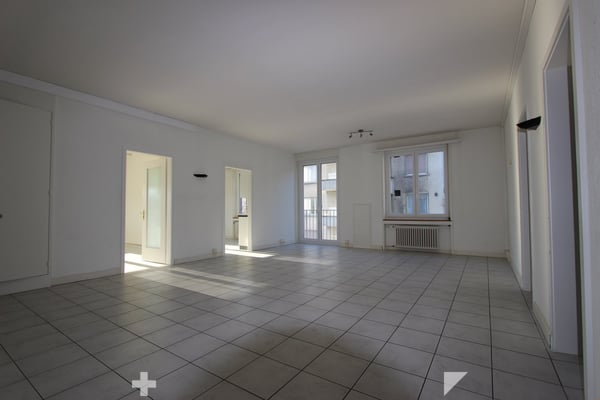 Top Lage vis-à-vis vom Bahnhof - grosse und helle Räume 5
