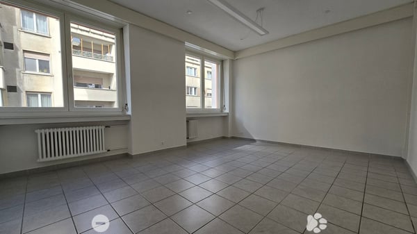 Attraktiver Standort vis-à-vis des Bahnhofs mit hellen, grossen Räumen 7