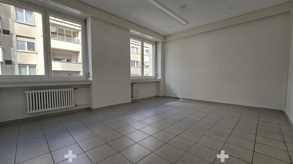 Attraktiver Standort vis-à-vis des Bahnhofs mit hellen, grossen Räumen 7