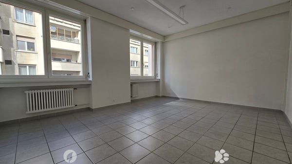 Attraktiver Standort vis-à-vis des Bahnhofs mit hellen, grossen Räumen 7