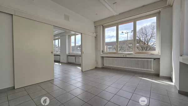Attraktiver Standort vis-à-vis des Bahnhofs mit hellen, grossen Räumen 6
