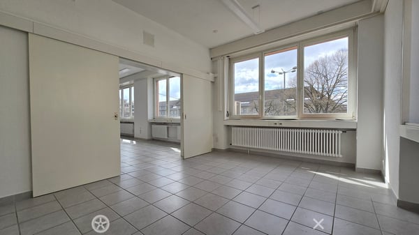 Attraktiver Standort vis-à-vis des Bahnhofs mit hellen, grossen Räumen 6