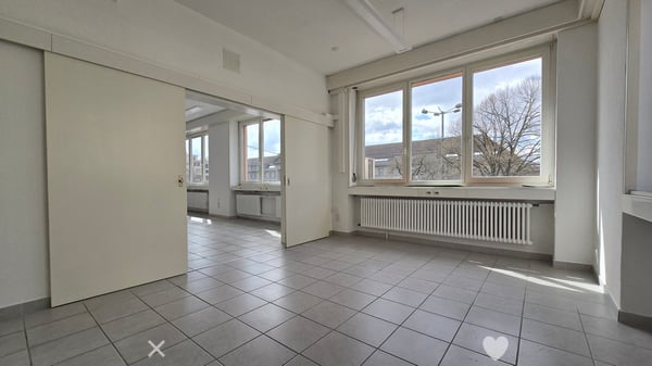 Attraktiver Standort vis-à-vis des Bahnhofs mit hellen, grossen Räumen 6