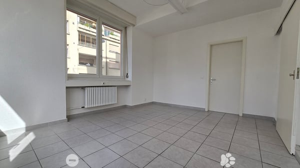 Attraktiver Standort vis-à-vis des Bahnhofs mit hellen, grossen Räumen 5