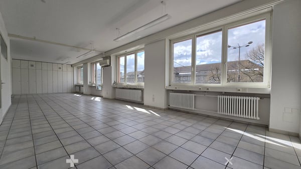 Attraktiver Standort vis-à-vis des Bahnhofs mit hellen, grossen Räumen 1