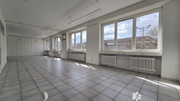 Attraktiver Standort vis-à-vis des Bahnhofs mit hellen, grossen Räumen 1
