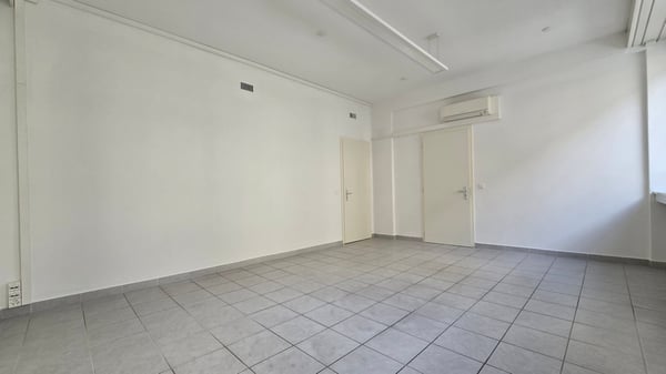 Attraktiver Standort vis-à-vis des Bahnhofs mit hellen, grossen Räumen 8