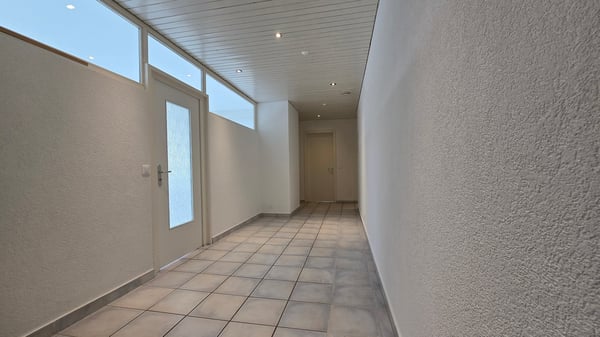 Attraktiver Standort vis-à-vis des Bahnhofs mit hellen, grossen Räumen 9